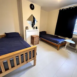  Apartment 1 Bedroom Flat, Close To All You Need! United Kingdom