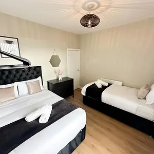  Holiday home 2 Bedroom House 10 Mins To Centre & Dock United Kingdom