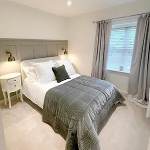  Apartment Luxury - Bank House - Private Gated Carpark United Kingdom