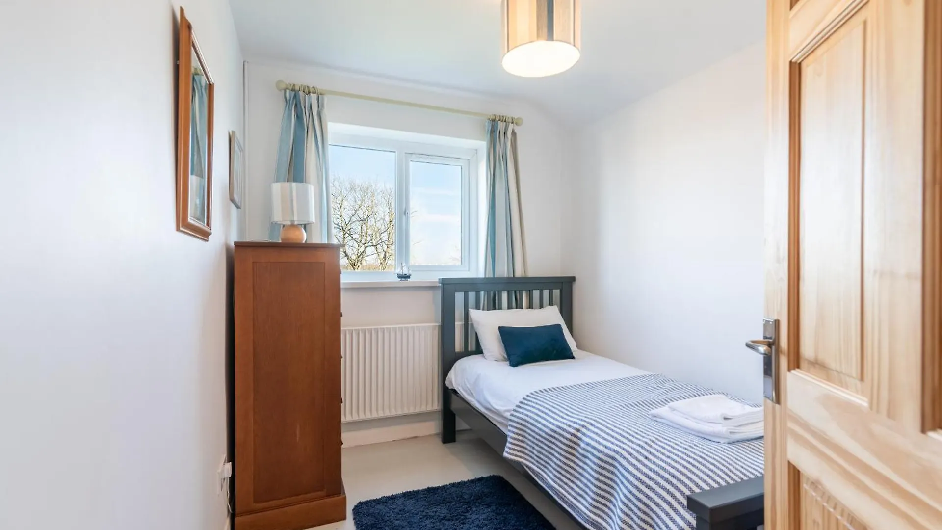 Port View House 3-Bedroom Self Catering Family Home With Garden Near Cardiff Holiday home