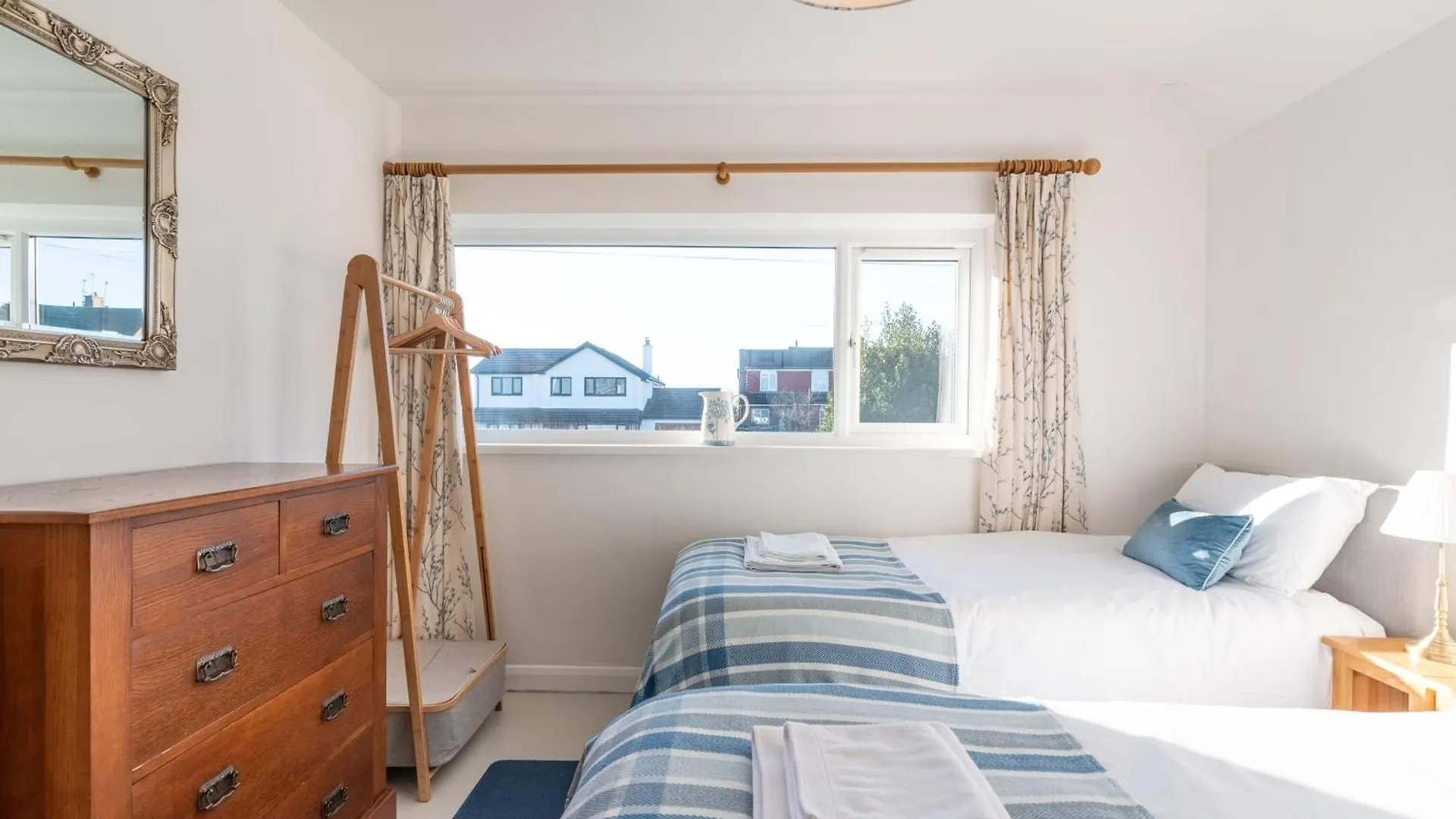 Port View House 3-Bedroom Self Catering Family Home With Garden Near Cardiff