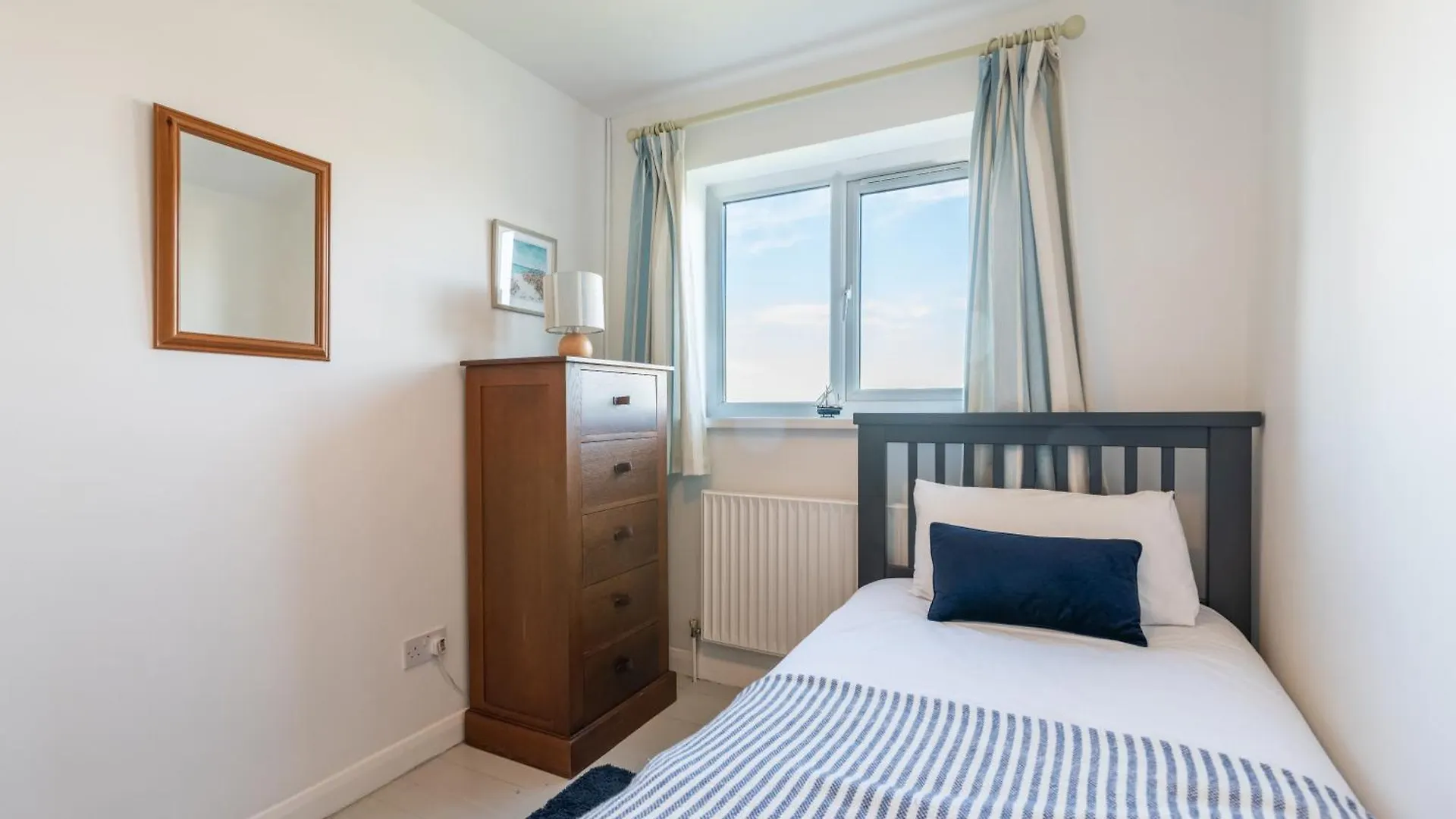 Port View House 3-Bedroom Self Catering Family Home With Garden Near Cardiff 0*,  United Kingdom